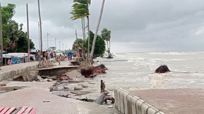 ৫ কোটি টাকার সড়ক ভেসে গেল সমুদ্রে