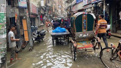 বৃষ্টি হলেই জলাবদ্ধতা বংশাল রোডে
