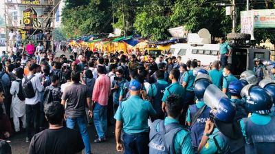 শাহবাগে জুলাই যোদ্ধাদের সঙ্গে পুলিশের ধাক্কাধাক্কি