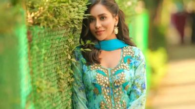 চলচ্চিত্র অনুদান কমিটি থেকে পদত্যাগ অভিনেত্রী মমর