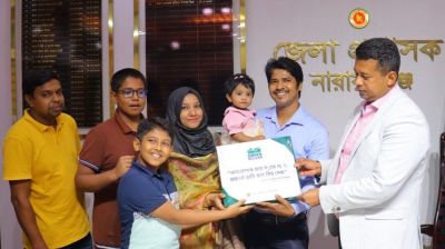 বৃক্ষরোপণকারী দম্পতিকে সম্মাননা দিলেন জেলা প্রশাসক