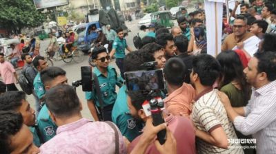 শাহবাগে সংঘর্ষ :  রাজু ভাস্কর্যে শিক্ষার্থীদের অবস্থান