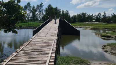 ব্রীজের সংযোগ নেই, সাঁকো দিয়ে ব্রীজ পারপার