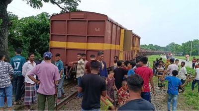 বগি লাইনচ্যুত হওয়ায় খুলনার সঙ্গে রেল যোগাযোগ বন্ধ