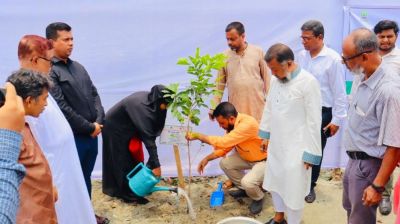 ‘এক শহীদ,এক বৃক্ষ’কর্মসূচিতে না’গঞ্জে ২১ বৃক্ষ রোপণ