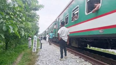 লাইনচ্যুত যাত্রীবাহী ট্রেন ঢাকা গেছে