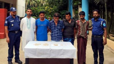 নবাবগঞ্জে লুন্ঠিত স্বর্ণালংকারসহ ৫ ডাকাত গ্রেপ্তার