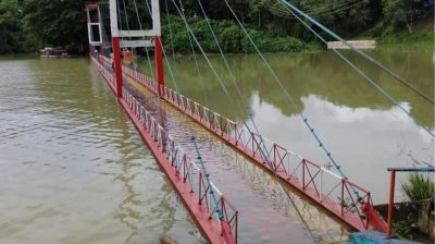 রাঙ্গামাটির ঝুলন্ত সেতু হ্রদের পানিতে