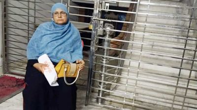 নওগাঁয় বৃদ্ধ মাকে বাড়িতে ঢুকতে না দেওয়ায় ছেলে গ্রেপ্তার