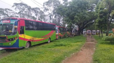 বাসের ধাক্কায় জাবি শিক্ষার্থীর বাবা নিহত, ক্ষতিপূরণের দাবিতে ১০ বাস আটক