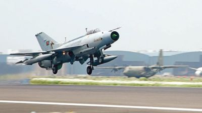 ত্রুটিপূর্ণ ও প্রশিক্ষণ বিমান উড্ডয়নে নিষেধাজ্ঞা চেয়ে রিট