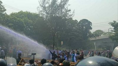 চাকরিচ্যুত বিডিআর সদস্যদের ছত্রভঙ্গ করতে পুলিশের জলকামান ও সাউন্ড গ্রেনেড নিক্ষেপ