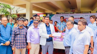 খানপুর হাসপাতালে ডেঙ্গু কিট উপহার দিলেন জেলা প্রশাসক