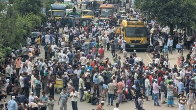 ঢাকায় চলাচলের দাবিতে সিএনজি চালকদের বনানীতে সড়ক অবরোধ