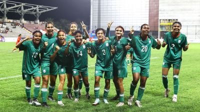 নাটকীয় জয়ে শিরোপা যাত্রায় এগিয়ে বাংলাদেশ