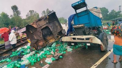 চকরিয়ায় রেলের ধাক্কায় ট্রাক দুমড়ে মুচড়ে আহত ৪