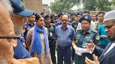 গোপালগঞ্জে ক্ষতিগ্রস্ত স্থাপনা ঘুরে দেখলেন দুই উপদেষ্টা