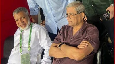 মাঠে বসে খেলা দেখলেন মির্জা ফখরুল