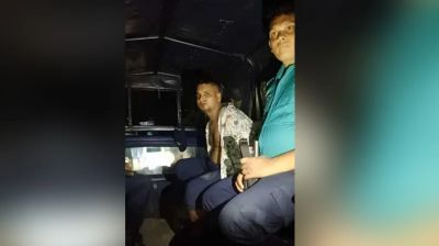 খুলনায় ছাত্রলীগ কর্মীকে মারধর করে পুলিশে সোপর্দ