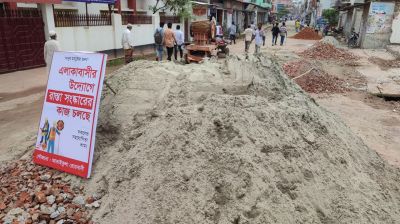 পাবনায় স্বেচ্ছাশ্রমে সরকারি সড়ক সংস্কার