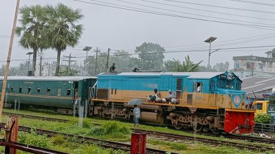 না থেমে চলে যায় ট্রেন, সাসপেন্ড স্টেশনমাস্টার