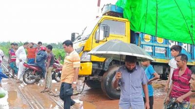 রেললাইনে ট্রাক বিকল, ঢাকার সঙ্গে উত্তরাঞ্চলের রেল যোগাযোগ বন্ধ