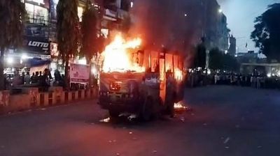 চট্টগ্রামে দুর্বৃত্তের আগুনে পুড়ল বাস
