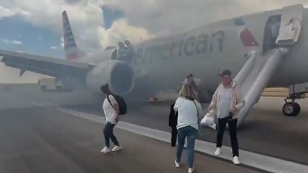 যুক্তরাষ্ট্রে ওড়ার আগমুহূর্তে প্লেনে আগুন