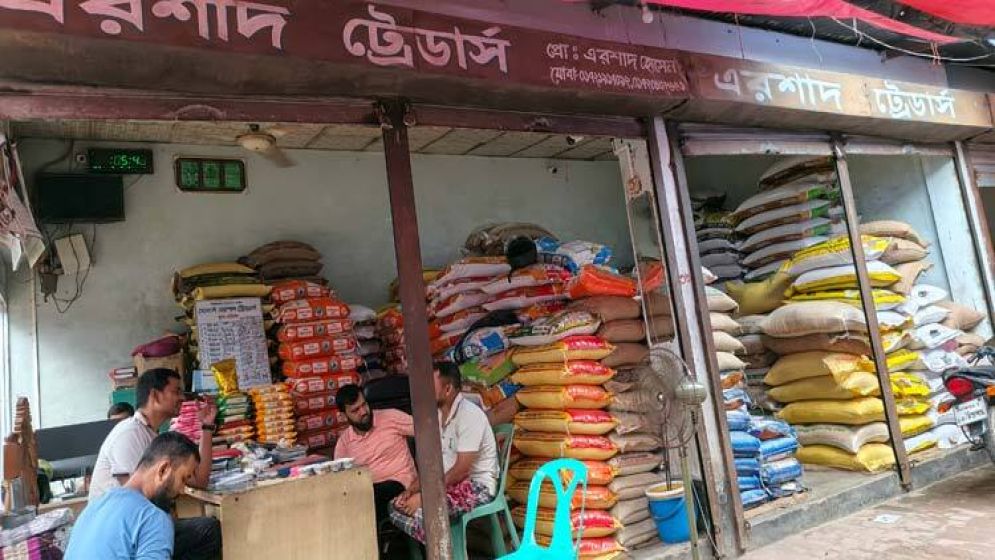 দিনাজপুরে চালের দাম বস্তায় কমেছে ১৫০ টাকা