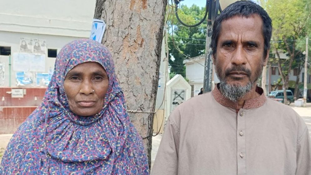 সম্পত্তি লিখে নিয়ে বাবা-মাকে বাড়িছাড়া করল দুই ছেলে