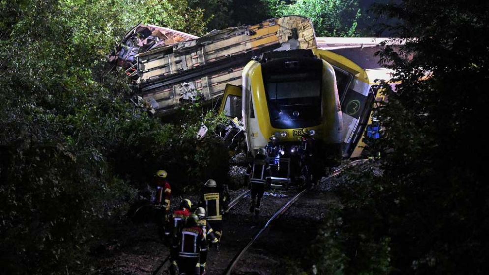 জার্মানিতে ট্রেন লাইনচ্যুত হয়ে তিন যাত্রী নিহত