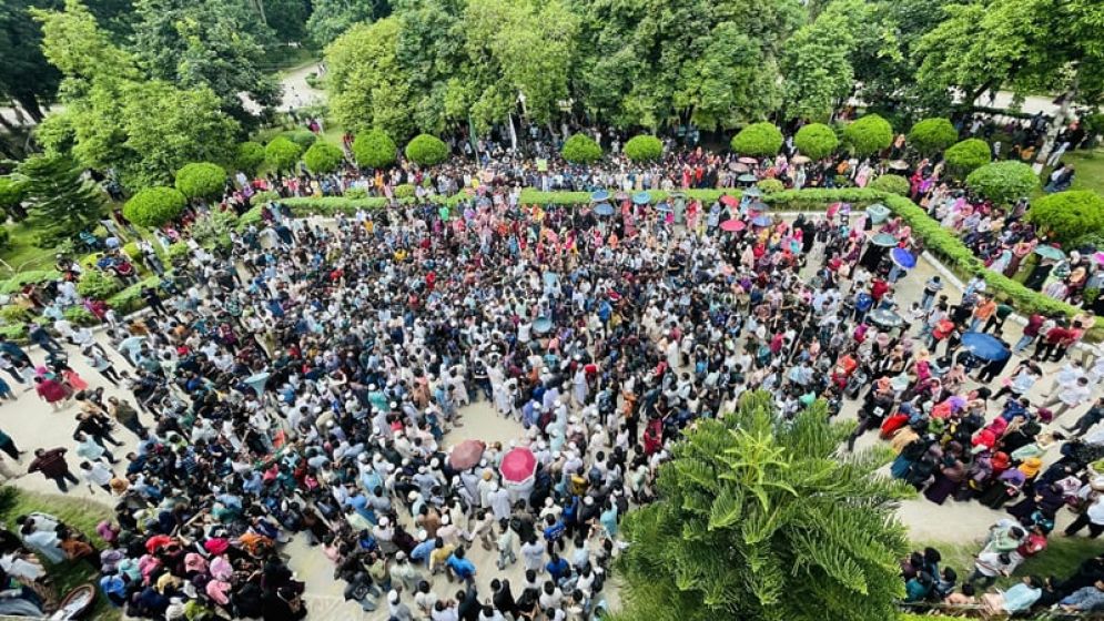 ইবি শিক্ষার্থী মৃত্যুর সুষ্ঠু তদন্ত দাবিতে উত্তাল ক্যাম্পাস