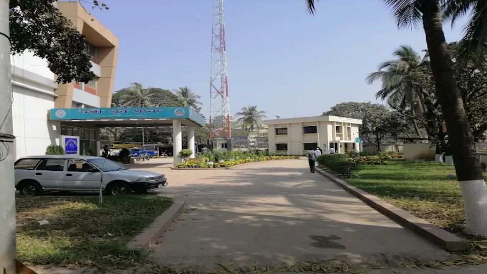 জুলাই গণঅভ্যুত্থান নিয়ে বিরূপ মন্তব্য, শিক্ষার্থীর চুল কেটে থানায় হস্তান্তর