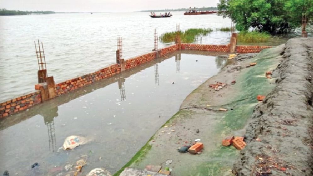 সাতক্ষীরায় আড়ত বসাতে নদী দখল