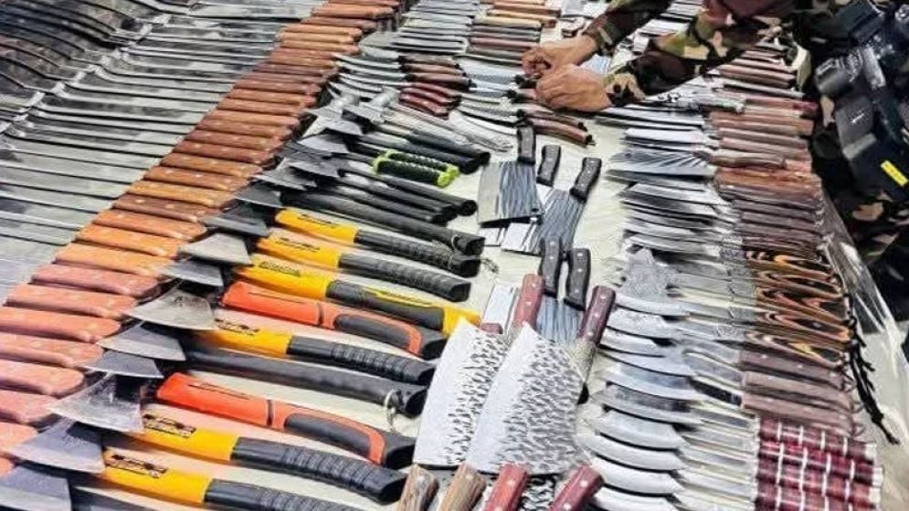ঢাকার নিউমার্কেট এলাকা থেকে ১১০০ ধারালো অস্ত্র উদ্ধার