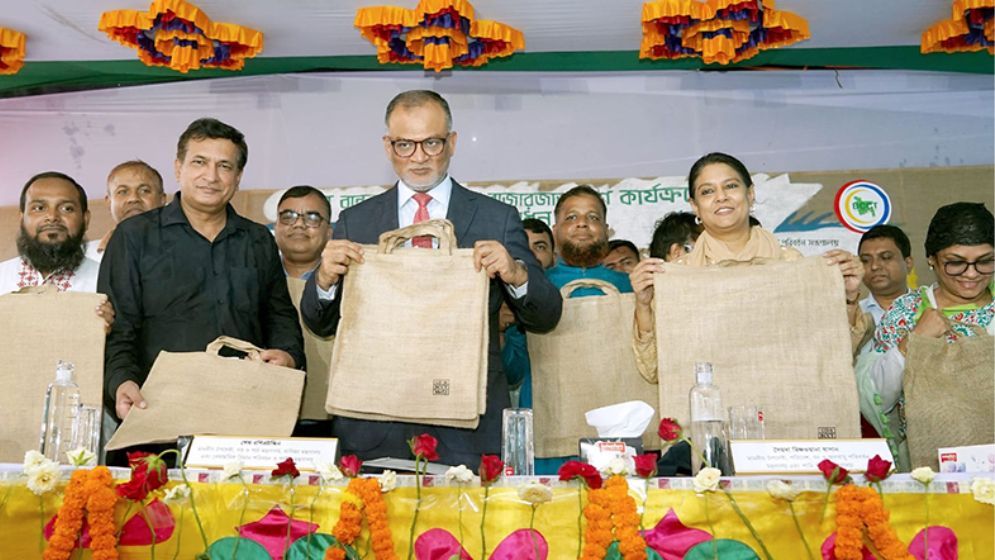 সাশ্রয়ী মূল্যে পরিবেশবান্ধব পাটের ব্যাগ বিক্রি