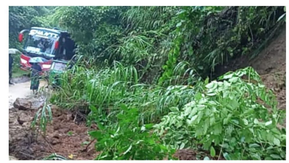 পাহাড়ধসে মারিশ্যা-দীঘিনালা সড়কে যান চলাচল বন্ধ