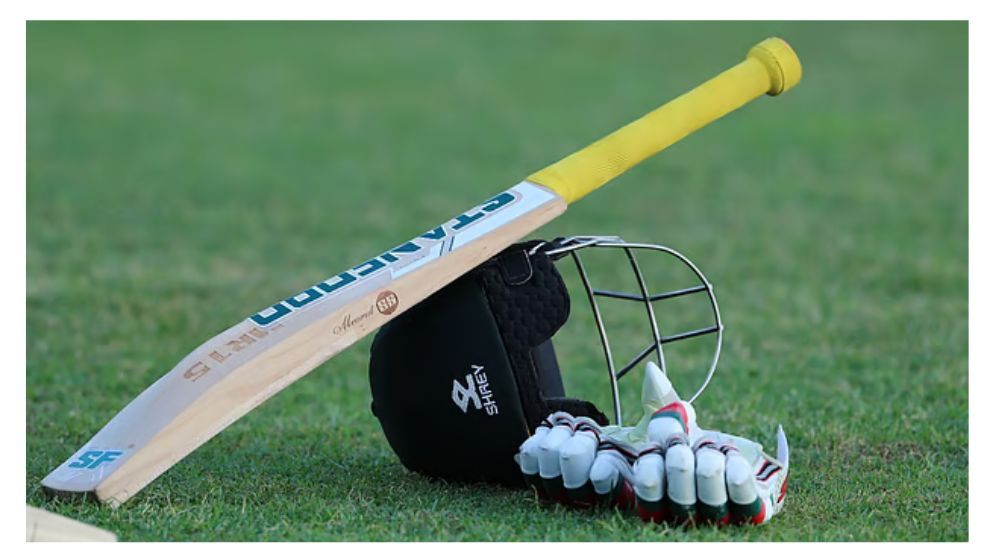 শেষ বলে ছক্কা মেরে বিশ্ব রেকর্ড