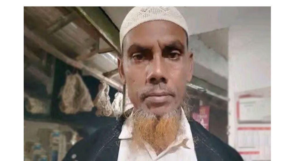 গভীর রাতে মোরগের ডাক শুনে দরজা খোলেন, এরপর কুপিয়ে হত্যা