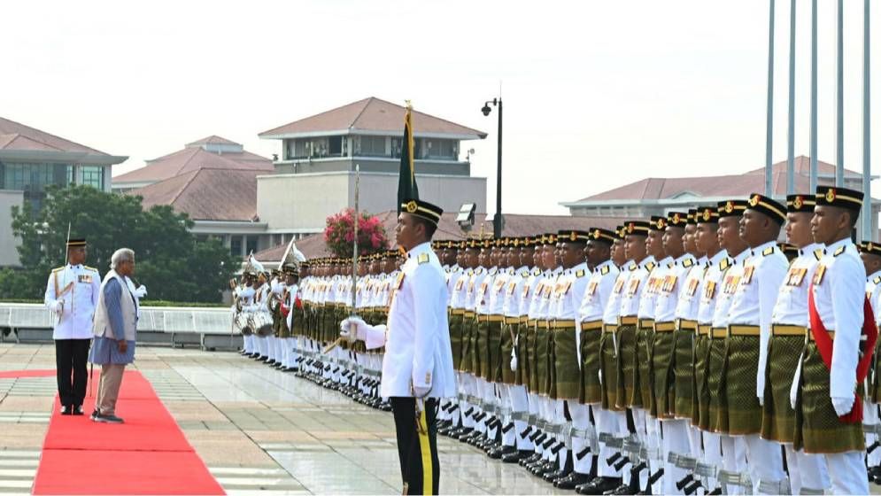 মালয়েশিয়ায় প্রধানমন্ত্রীর কার্যালয়ে  প্রধান উপদেষ্টাকে গার্ড অব অনার প্রদান