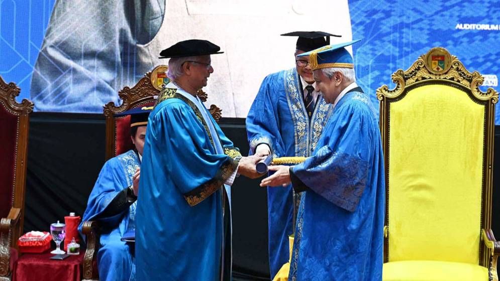 প্রধান উপদেষ্টাকে সম্মানসূচক ডক্টরেট ডিগ্রি দিল ইউকেএম