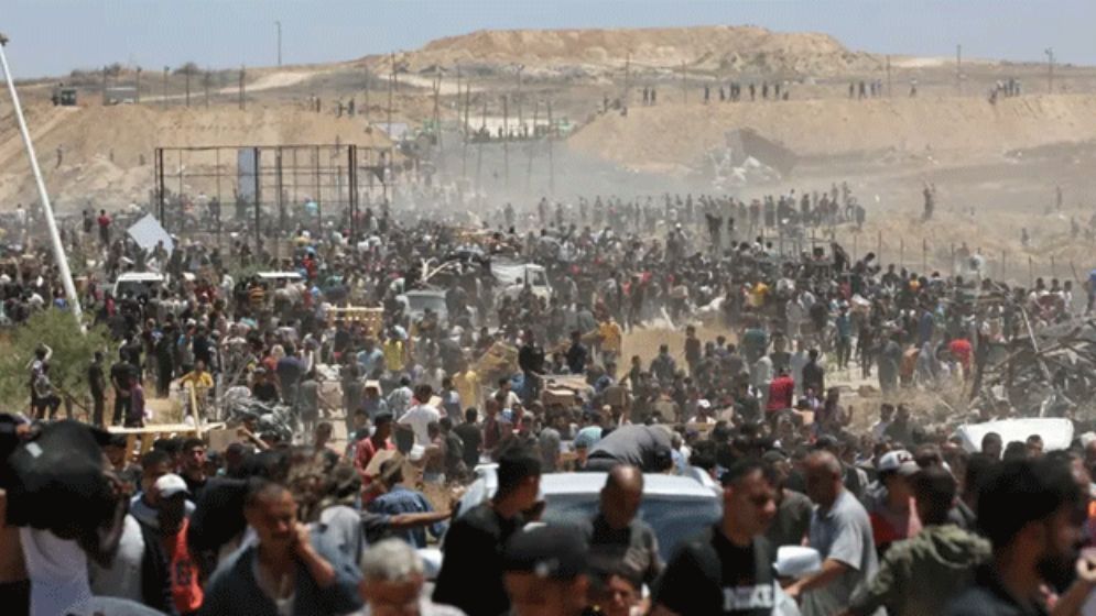 ত্রাণ শিবিরের বাইরে ইসরাইলি বাহিনী ফিলিস্তিনিদের গুলি করে হত্যা করছে