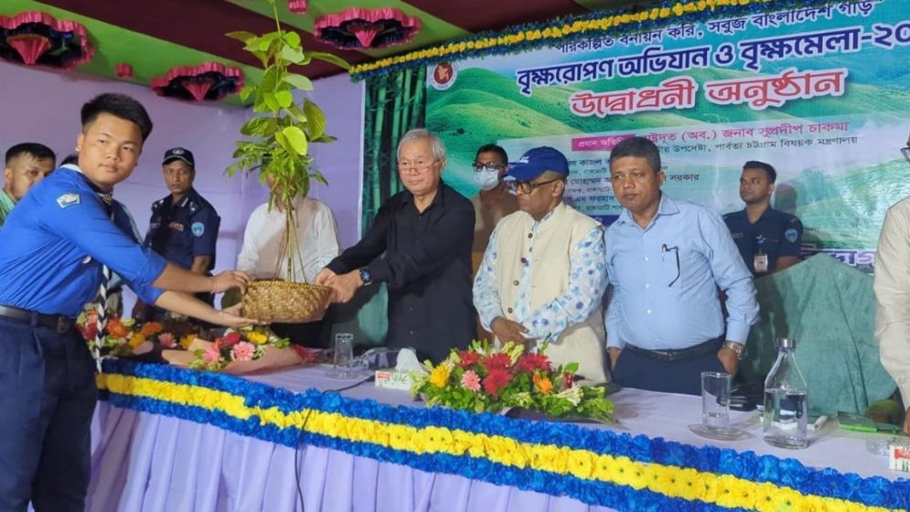 পাহাড়কে বাঁচানোর জন্য বেশি বেশি গাছ লাগাতে হবে : উপদেষ্টা সুপ্রদীপ চাকমা