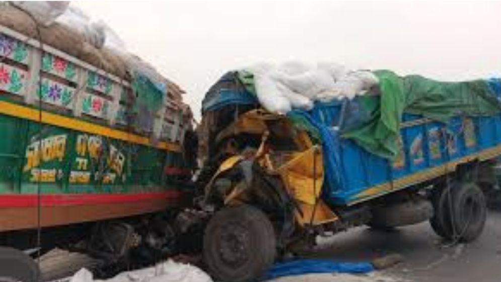 বগুড়ায় দুই ট্রাকের মুখোমুখি সংঘর্ষে যুবক নিহত