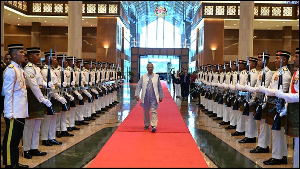 প্রধান উপদেষ্টা দেশের পথে