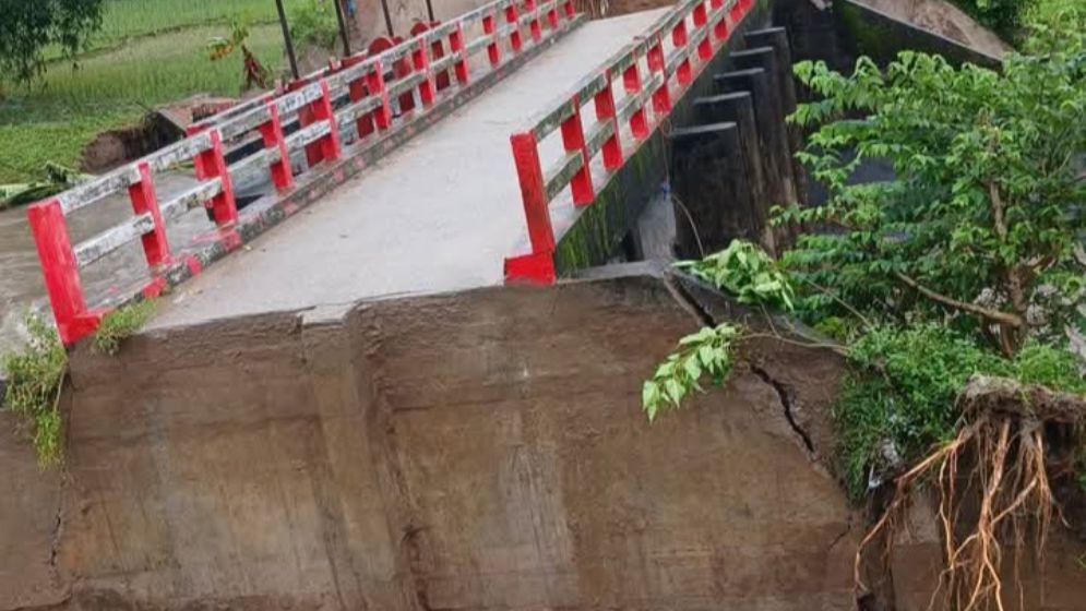 পঞ্চগড়ে স্লুইচগেট সংযোগ সড়ক ধসে যোগাযোগ বিচ্ছিন্ন