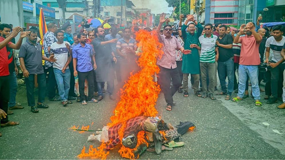 জাপার বহিষ্কৃত ৩ নেতার রংপুরে কুশপুত্তলিকা দাহ