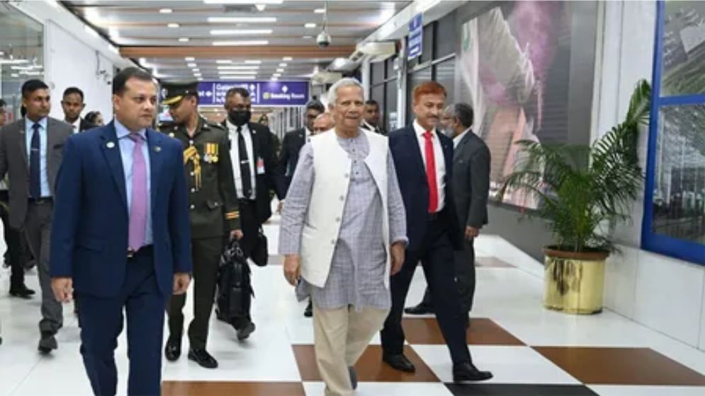 মালয়েশিয়া সফর শেষে দেশে ফিরলেন প্রধান উপদেষ্টা