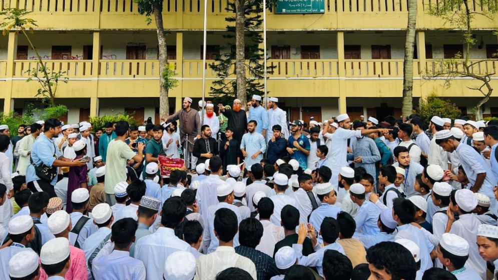 নরসিংদীতে ৭ দফা দাবিতে মাদ্রাসার শিক্ষার্থীদের বিক্ষোভ