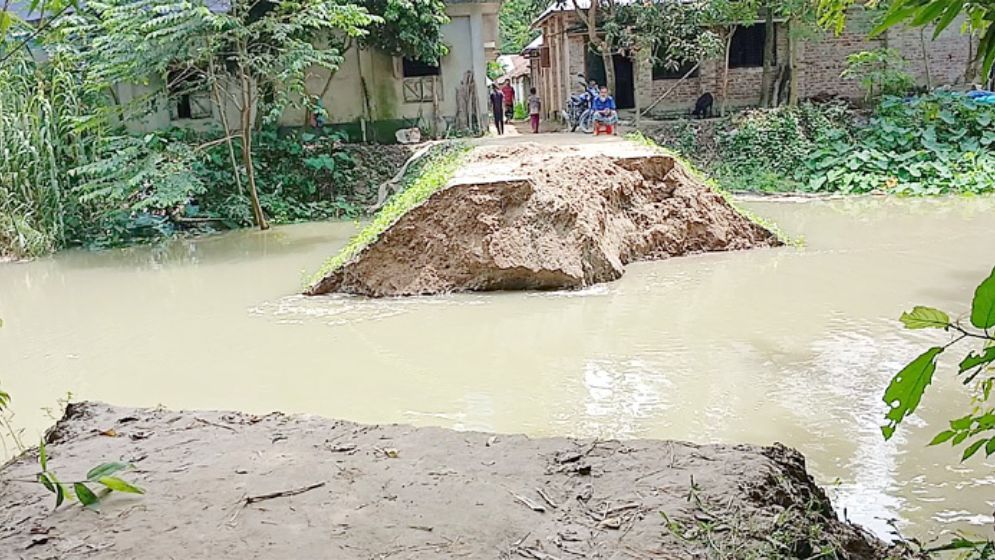 লোকালয়ে ঢুকছে আত্রাই নদীর পানি